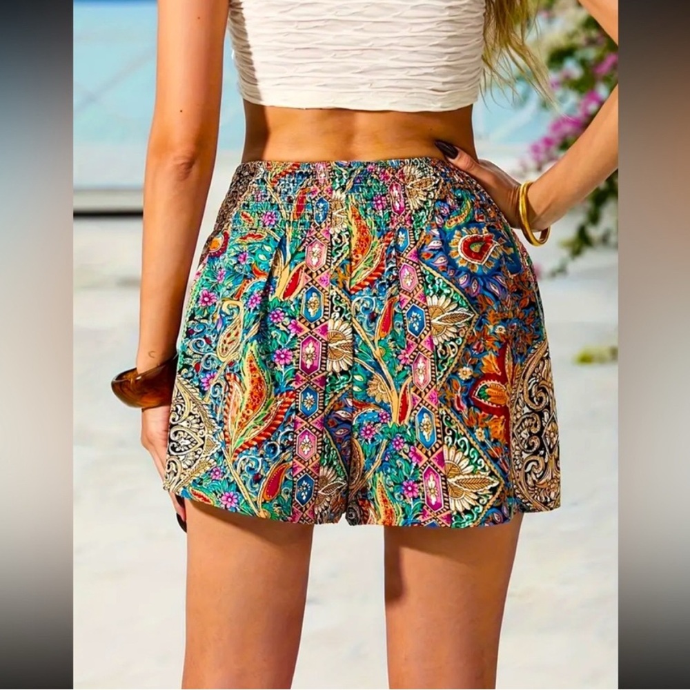 Colorful bohemian Paisley Women's Shorts nwot🍁 - Picture 3 of 5